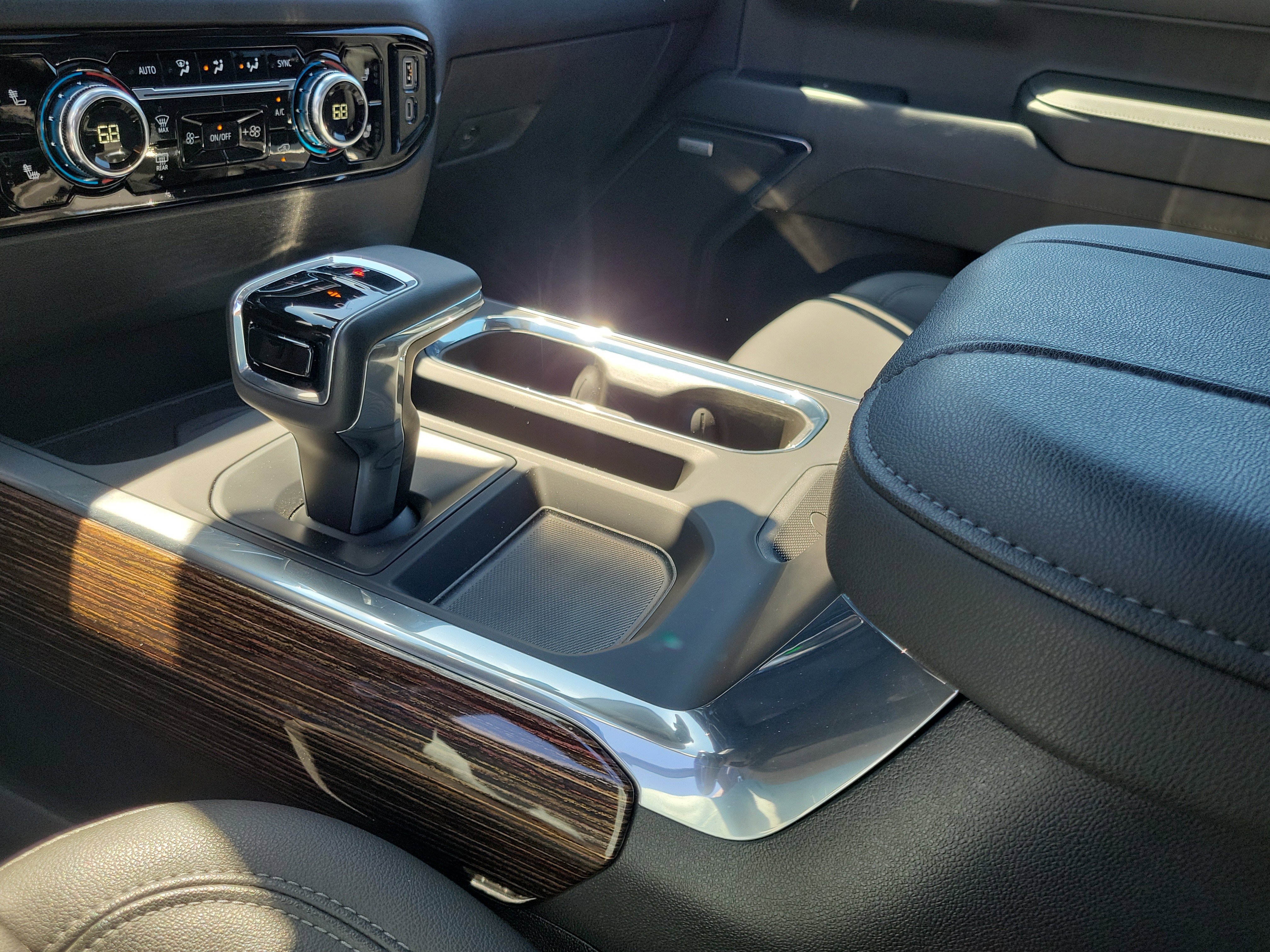 Used 2025 Summit White GMC Elevation image 28