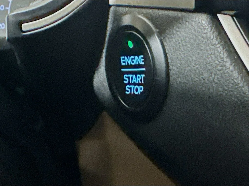 Used 2020 Black Ford SE image 18