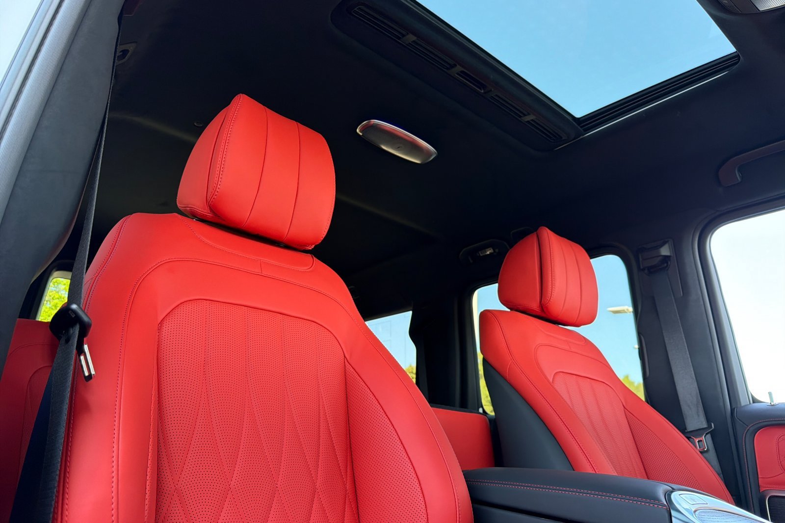 New 2027 MANUFAKTUR Moonlight White Metallic Mercedes-Benz G 580e image 3