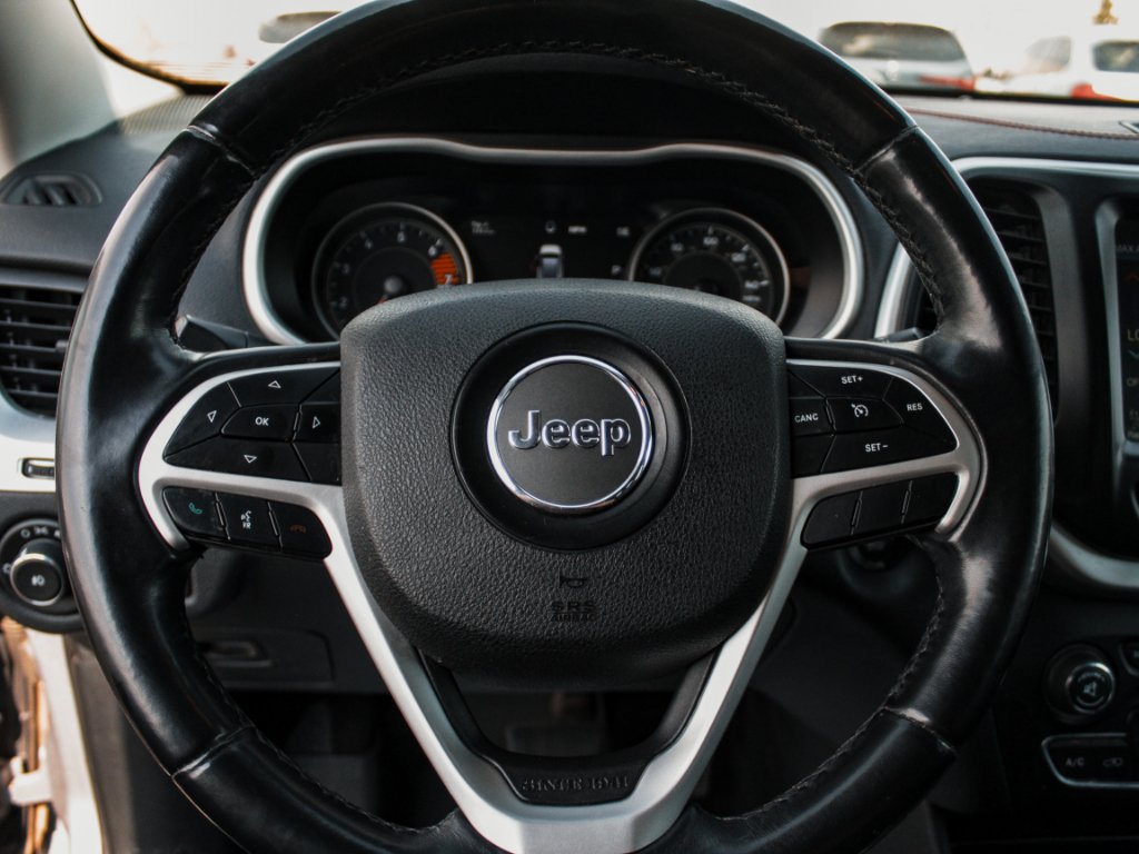 Used 2018 Billet Silver Metallic Clearcoat Jeep Trailhawk image 12
