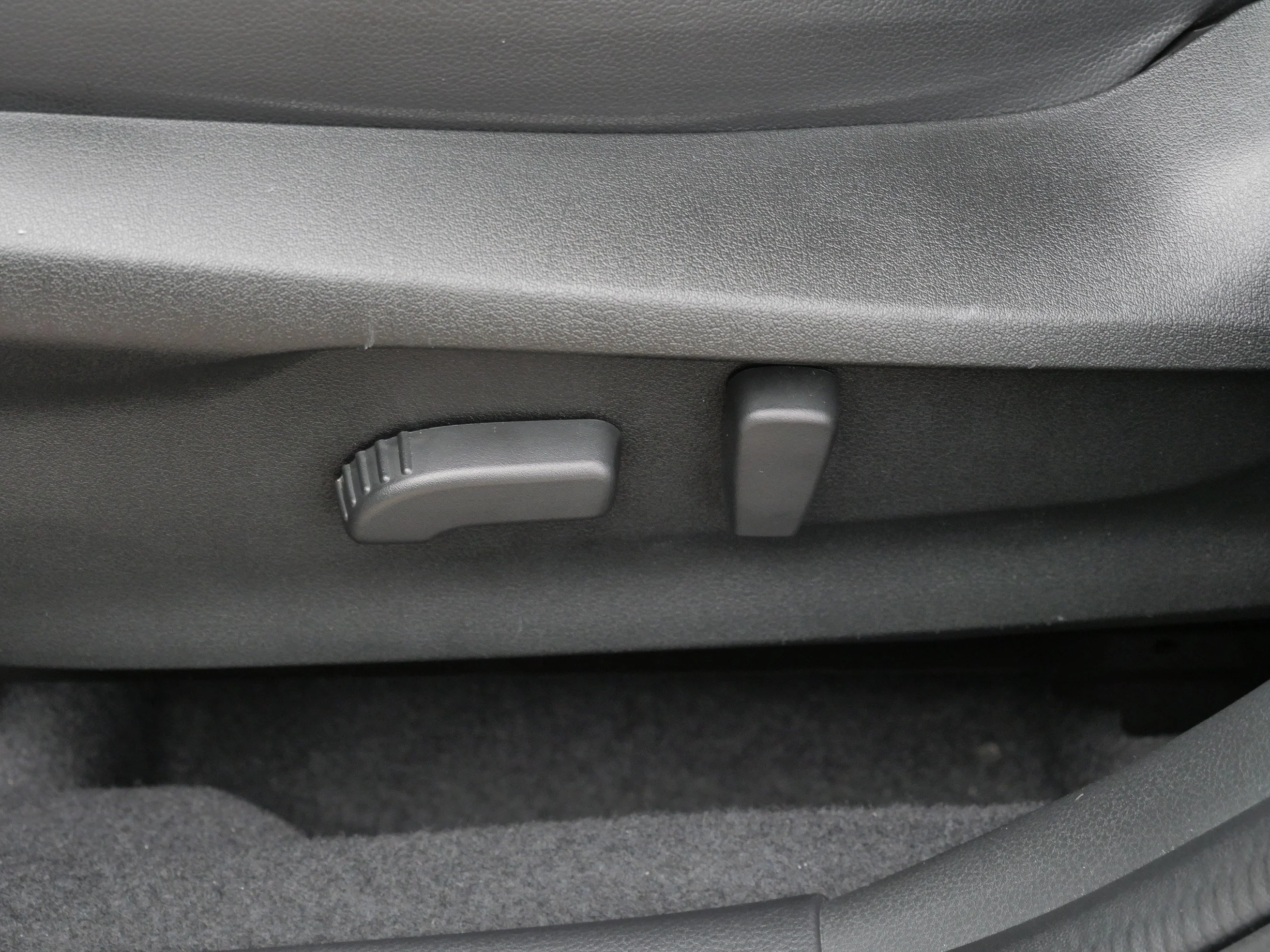 Used 2023 Ice Silver Metallic Subaru Limited image 19