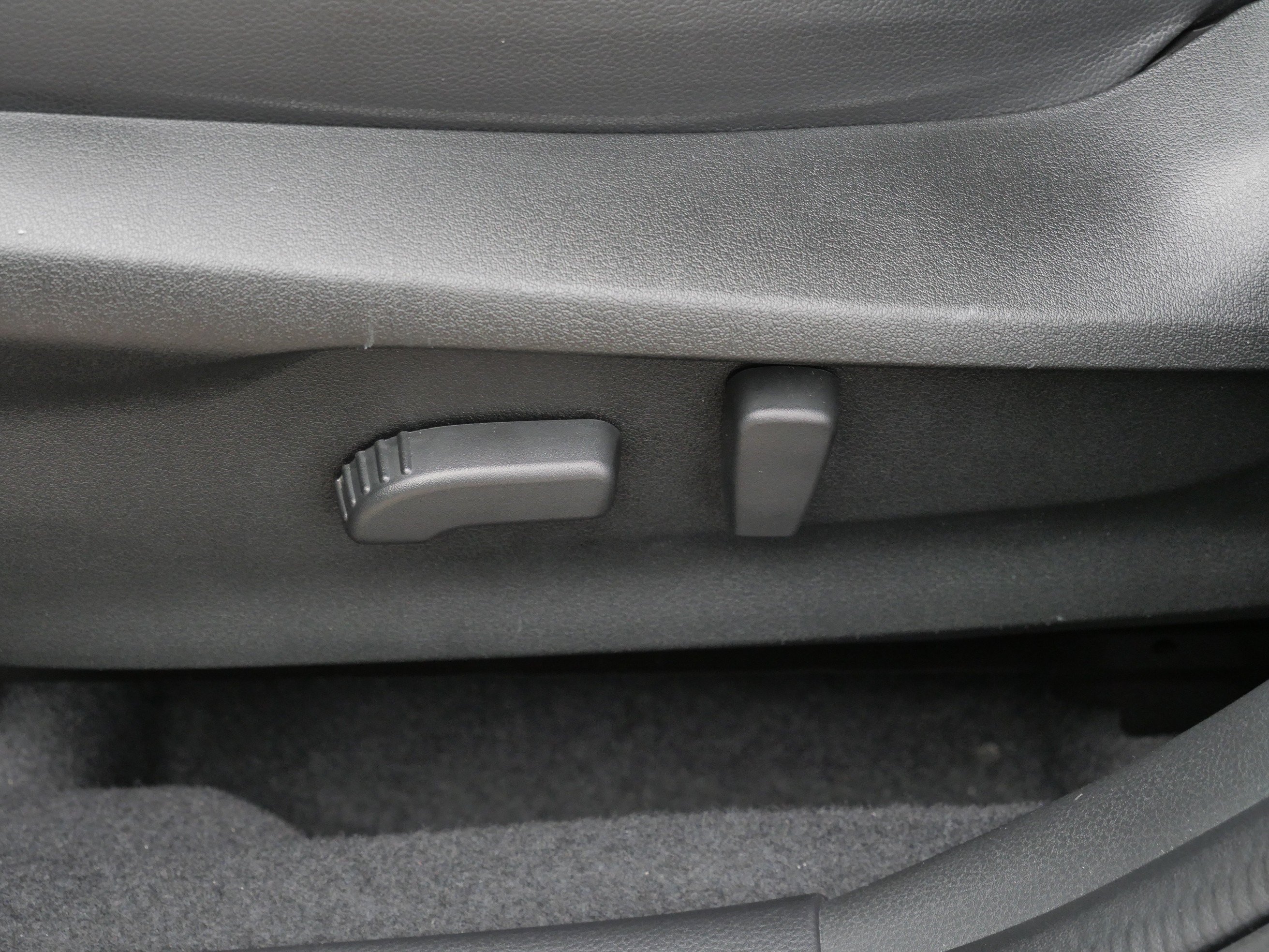 Used 2023 Ice Silver Metallic Subaru Limited image 19