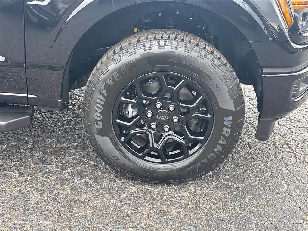 New 2026 Agate Black Metallic Ford XLT image 10