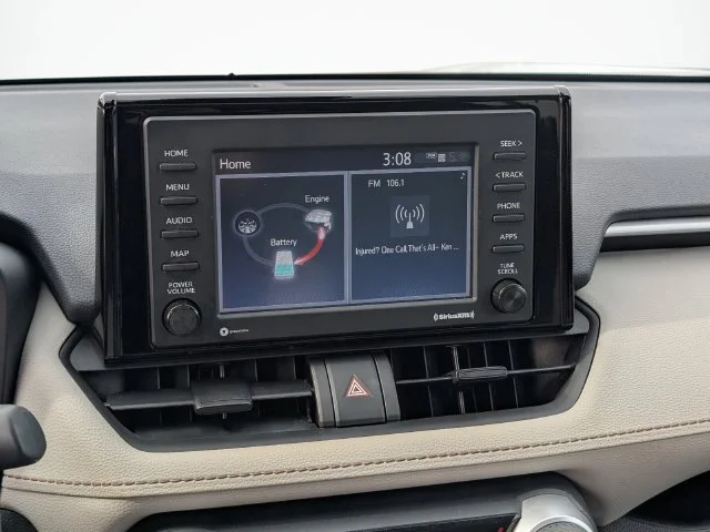 Used 2022 White Toyota XLE image 21