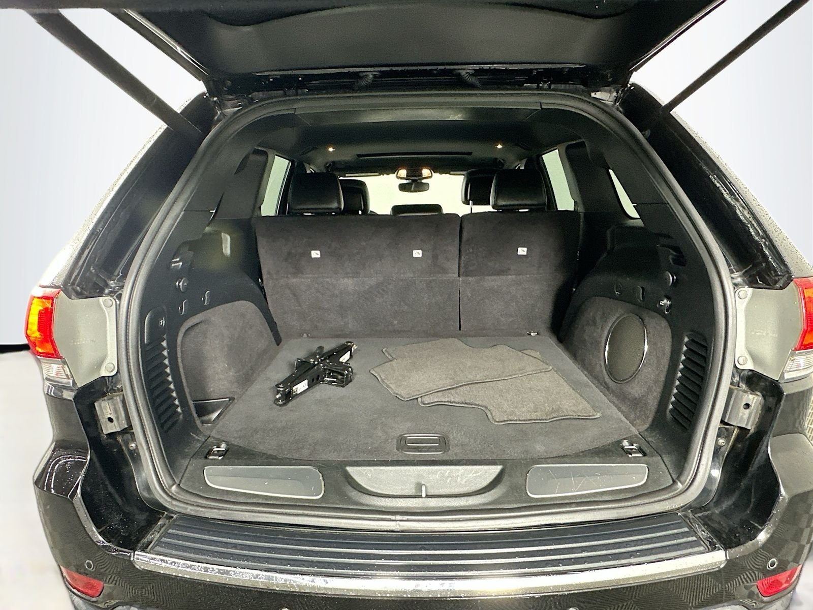 Used 2018 Diamond Black Jeep Limited image 26