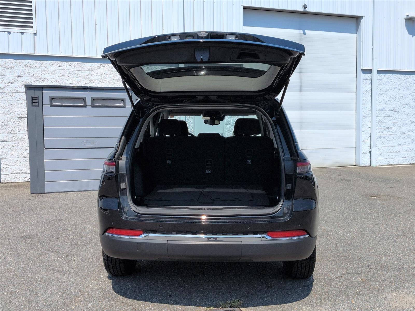 Used 2023 Diamond Black Crystal Pearlcoat Jeep Laredo image 33