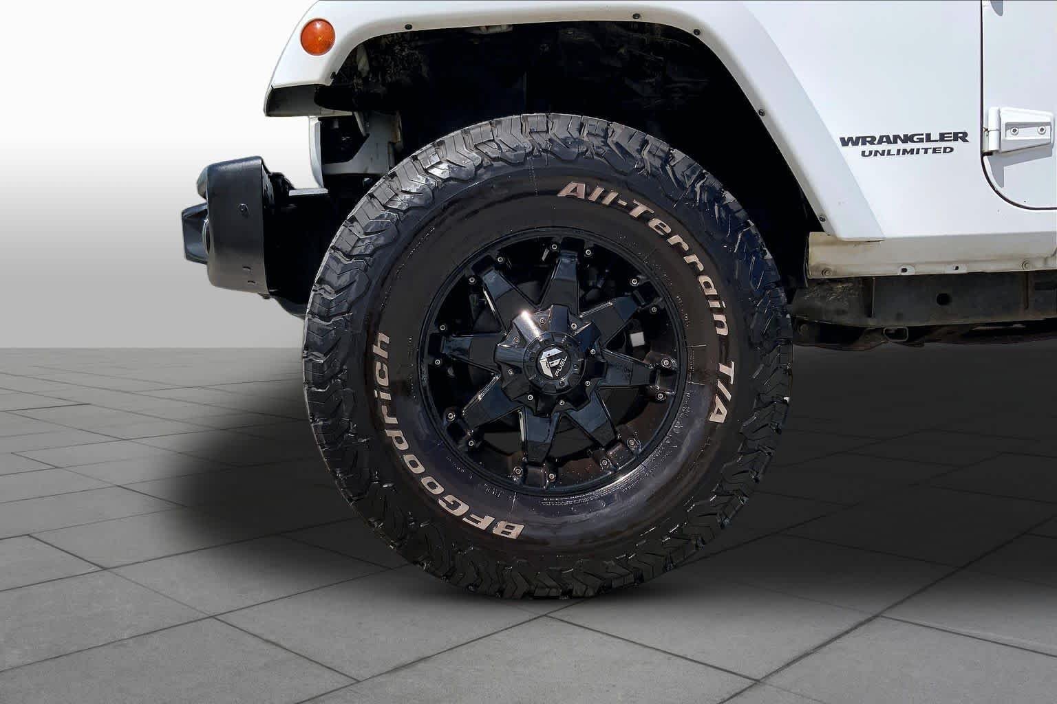 Used 2014 Bright White Clearcoat Jeep Rubicon X image 11