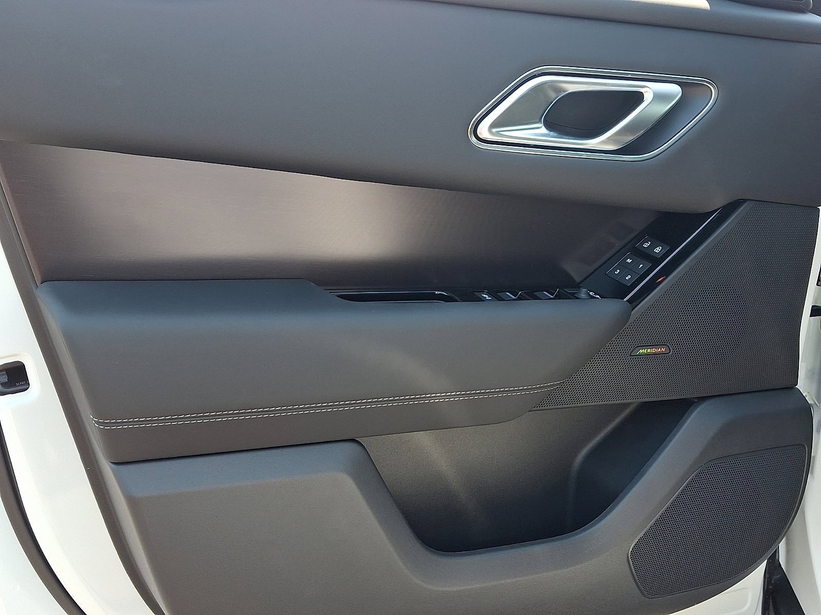 New 2026 Fuji White Land Rover Belgravia Edition image 7