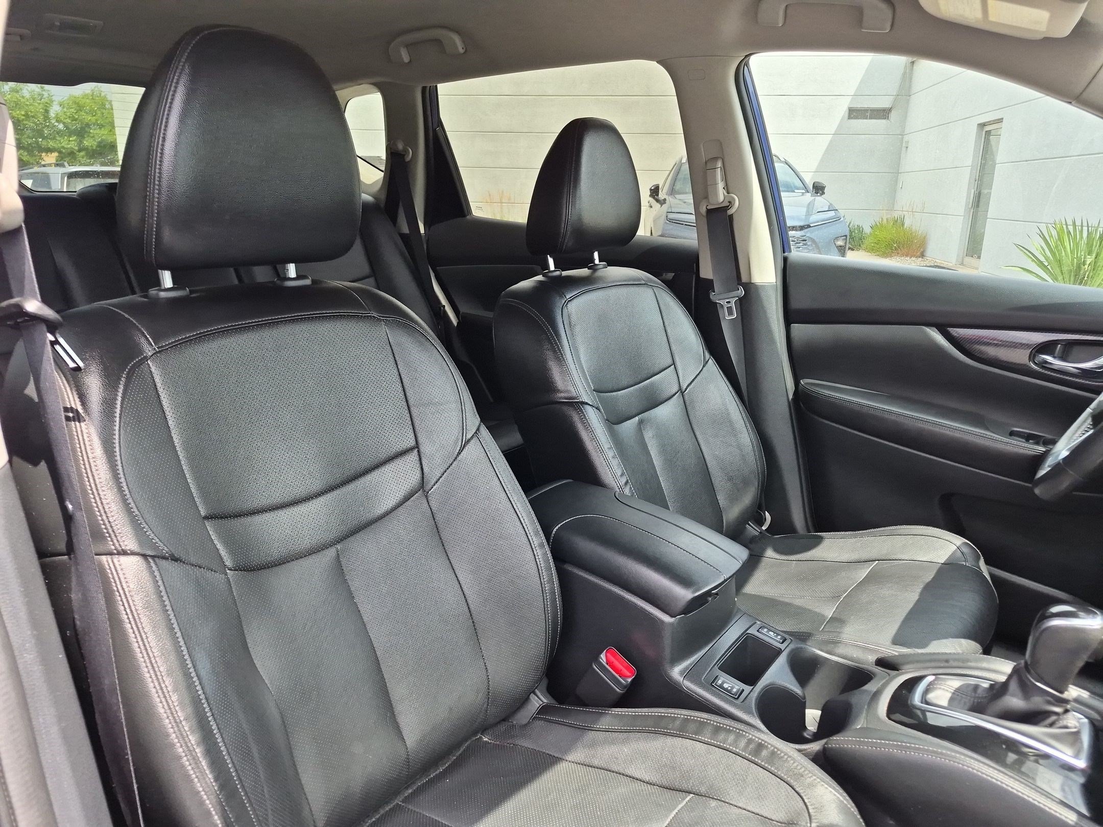 Used 2018 Caspian Blue Nissan SL image 31