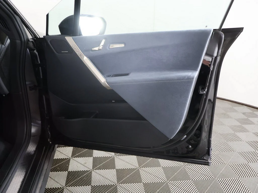 Used 2024 Black BMW xDrive50 image 25