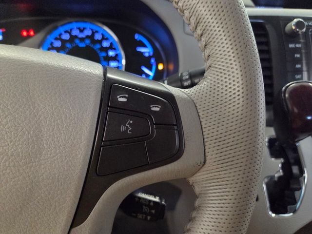 Used 2013 Silver Toyota XLE image 26