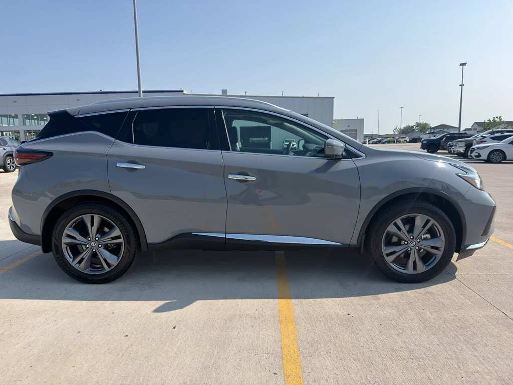 Used 2021 Boulder Gray Pearl Nissan Platinum image 3