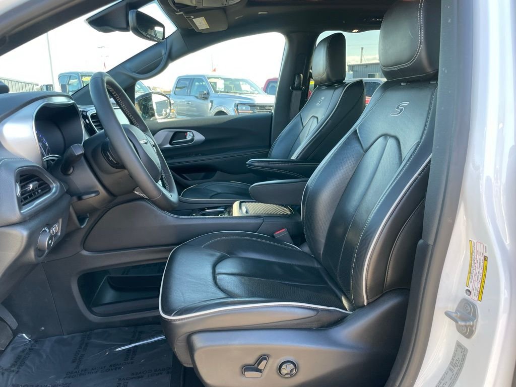 Used 2025 White Chrysler Limited image 7