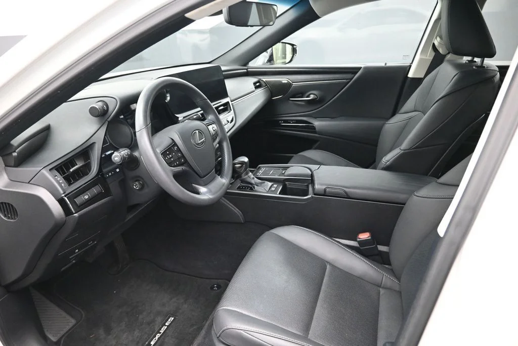 Used 2022 White Lexus 300h image 21