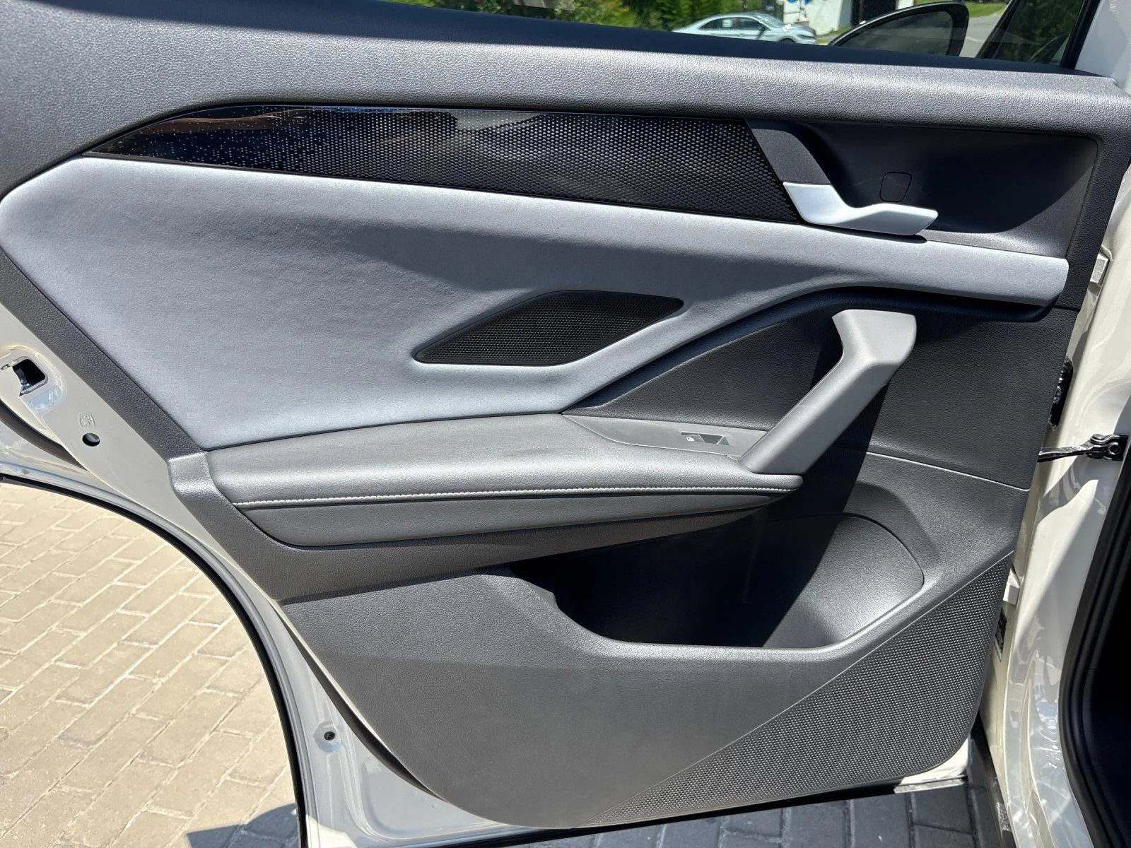 New 2026 sandstone with deep black roof Volkswagen SE R-Line Black image 31