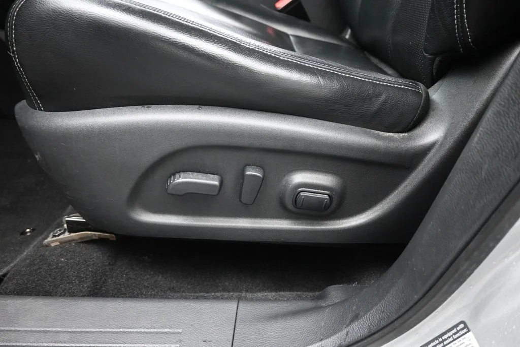 Used 2016 Silver Nissan SL image 10