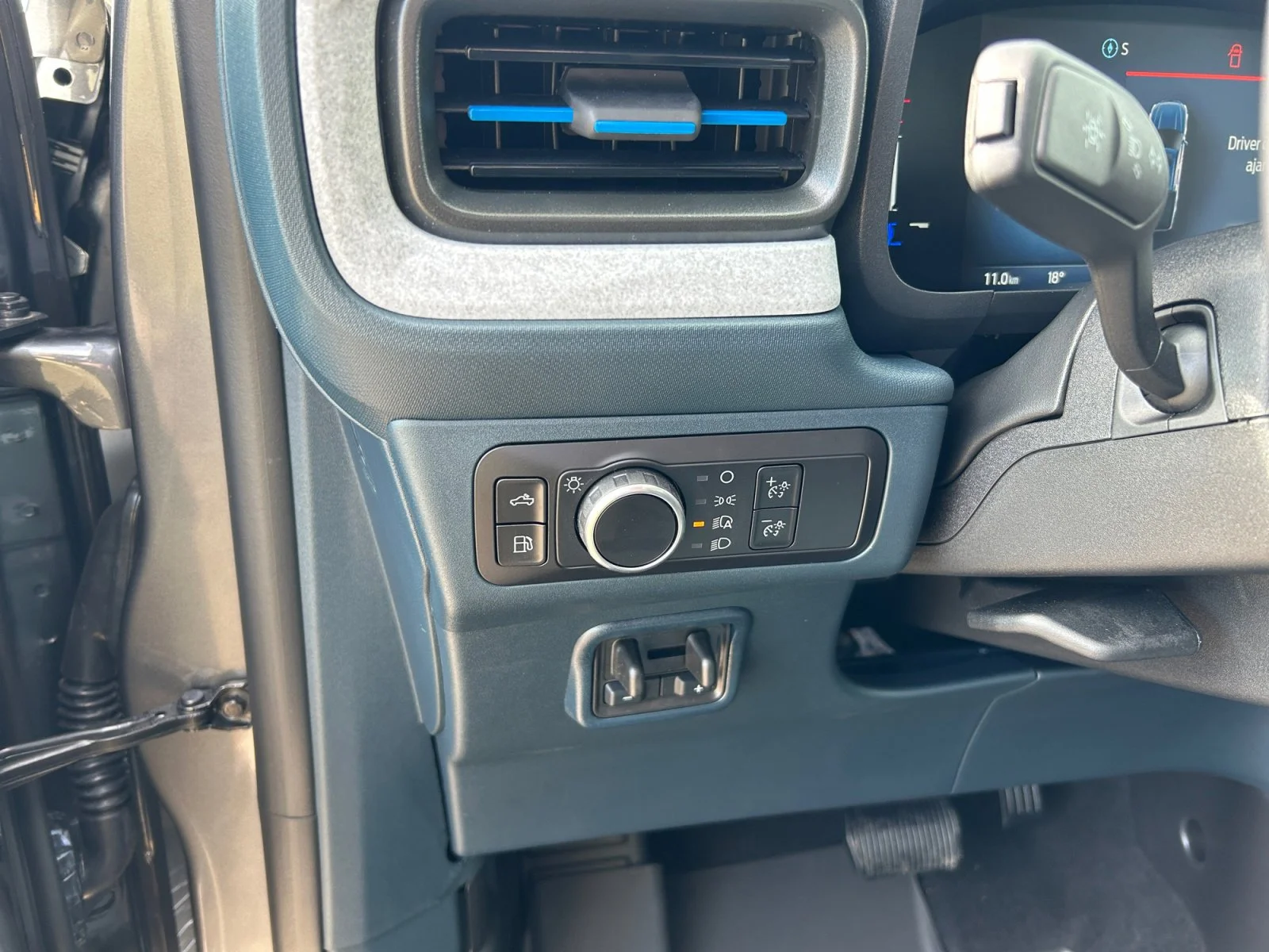 New 2026 Carbonized Grey Metallic Ford XLT image 15