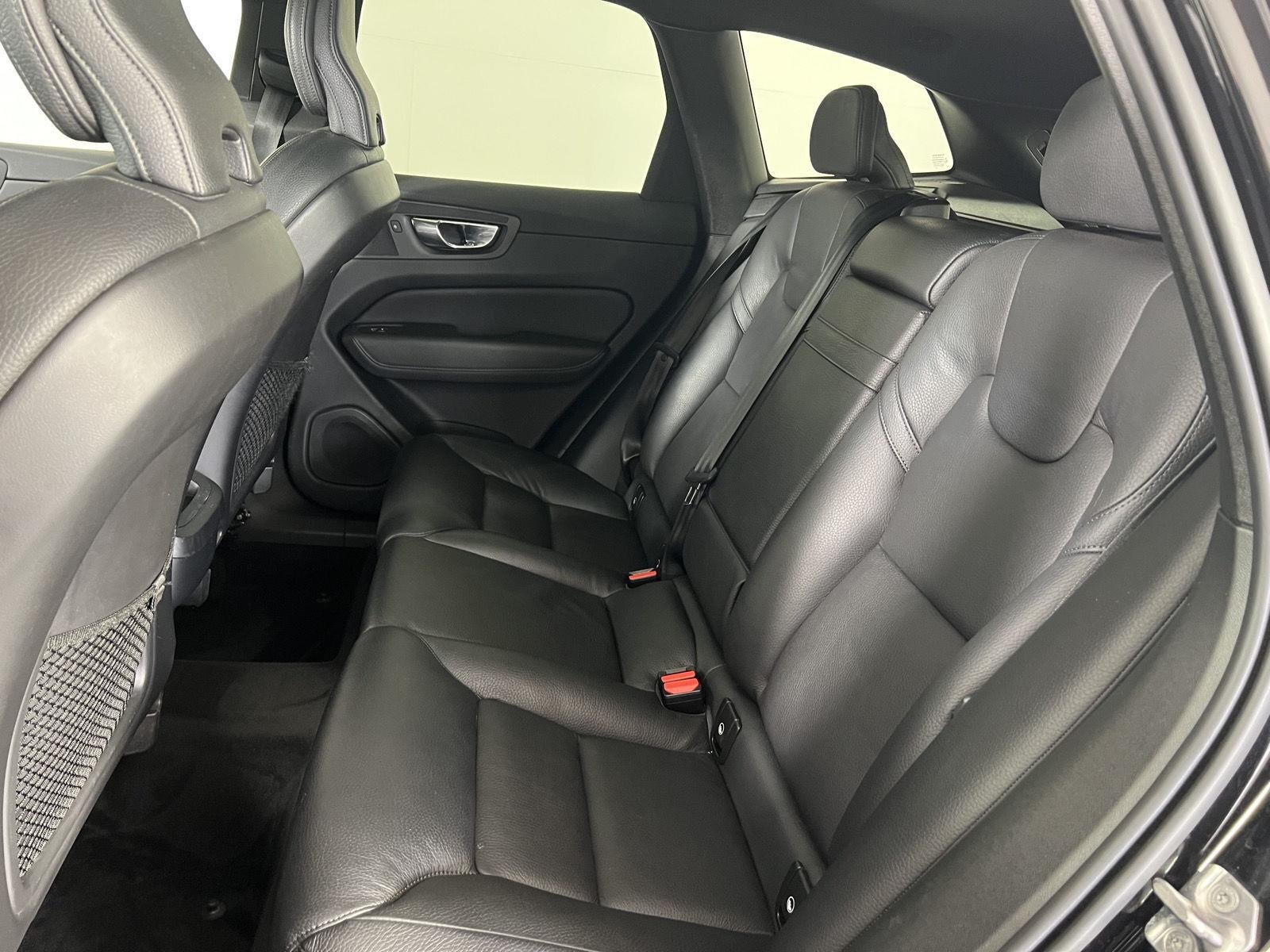 Used 2020 Onyx Black Metallic Volvo Momentum image 21