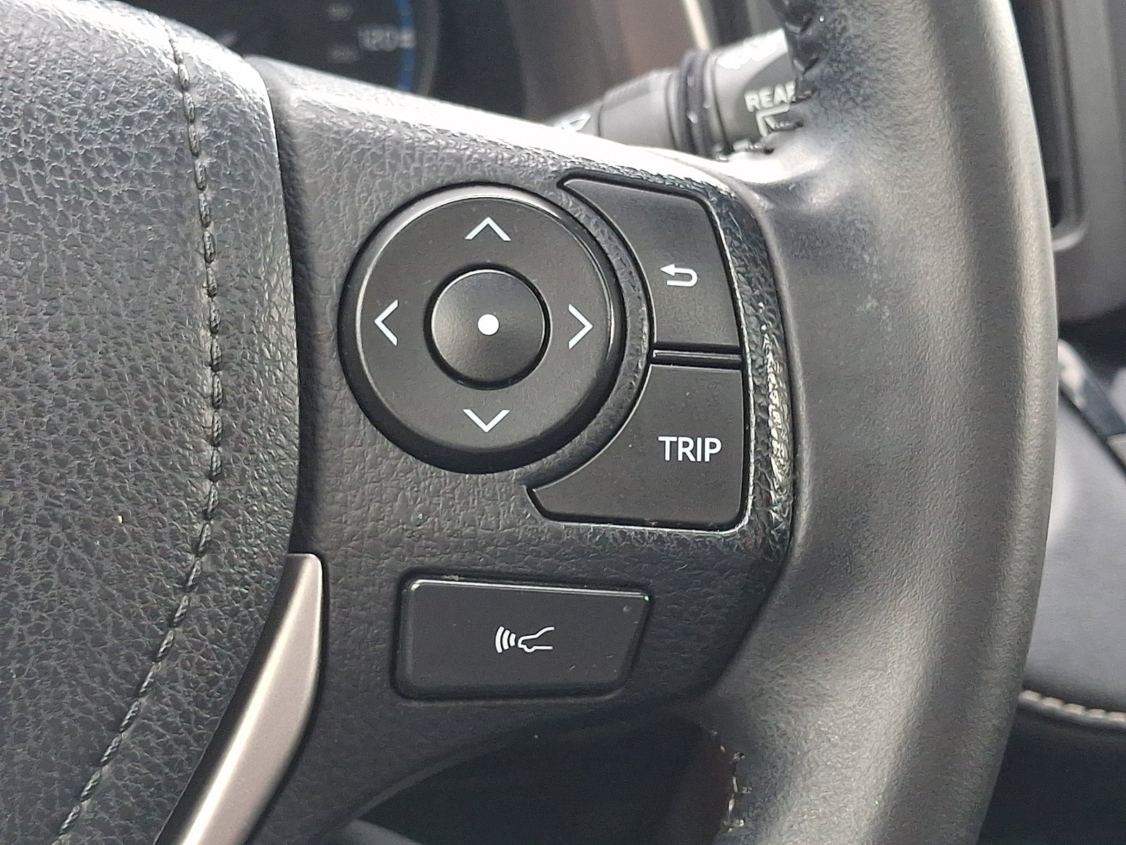 Used 2018 Super White Toyota XLE image 24
