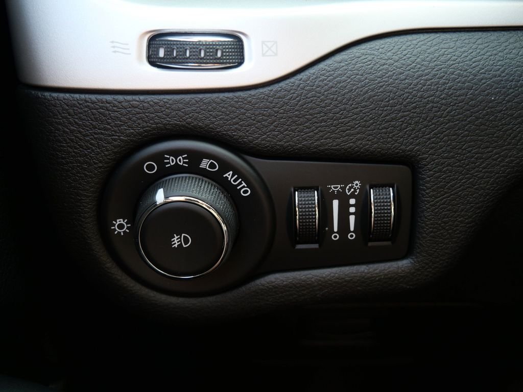 Used 2017 Silver Jeep Trailhawk image 17