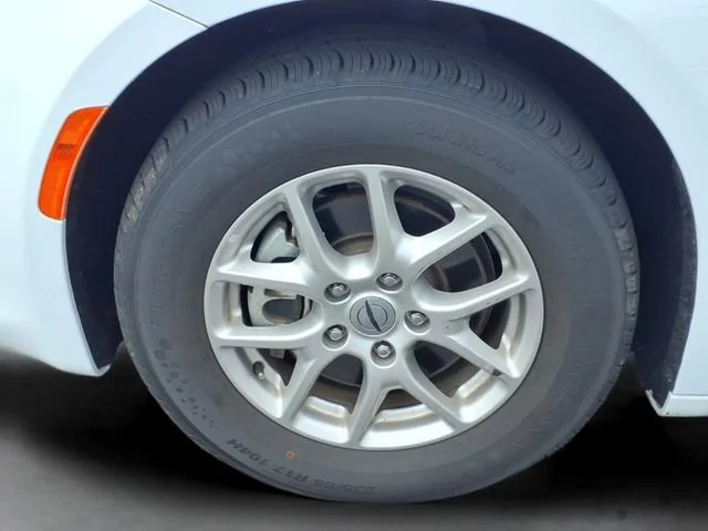 Used 2023  Chrysler LX image 18