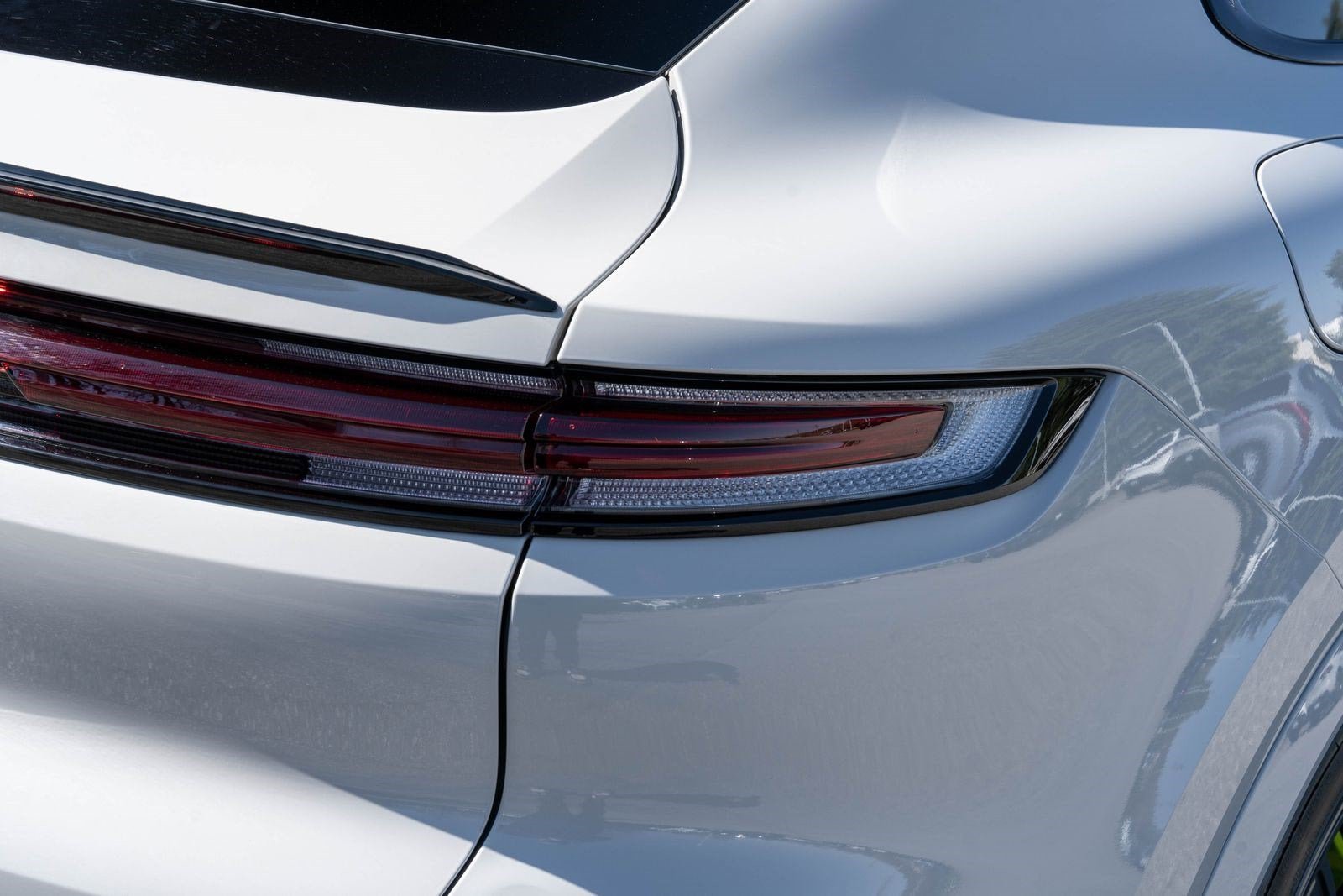 Used 2025 White Porsche S E-Hybrid Coupe image 14