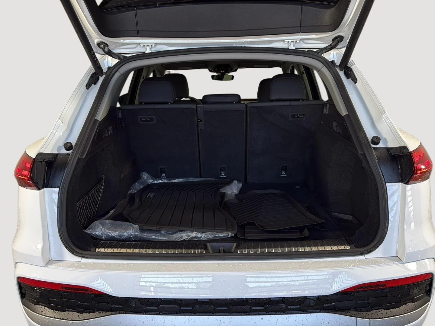 Used 2025 Arkona White Audi Premium image 26