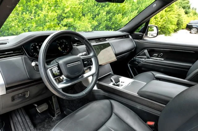 Used 2024 White Land Rover SE image 3