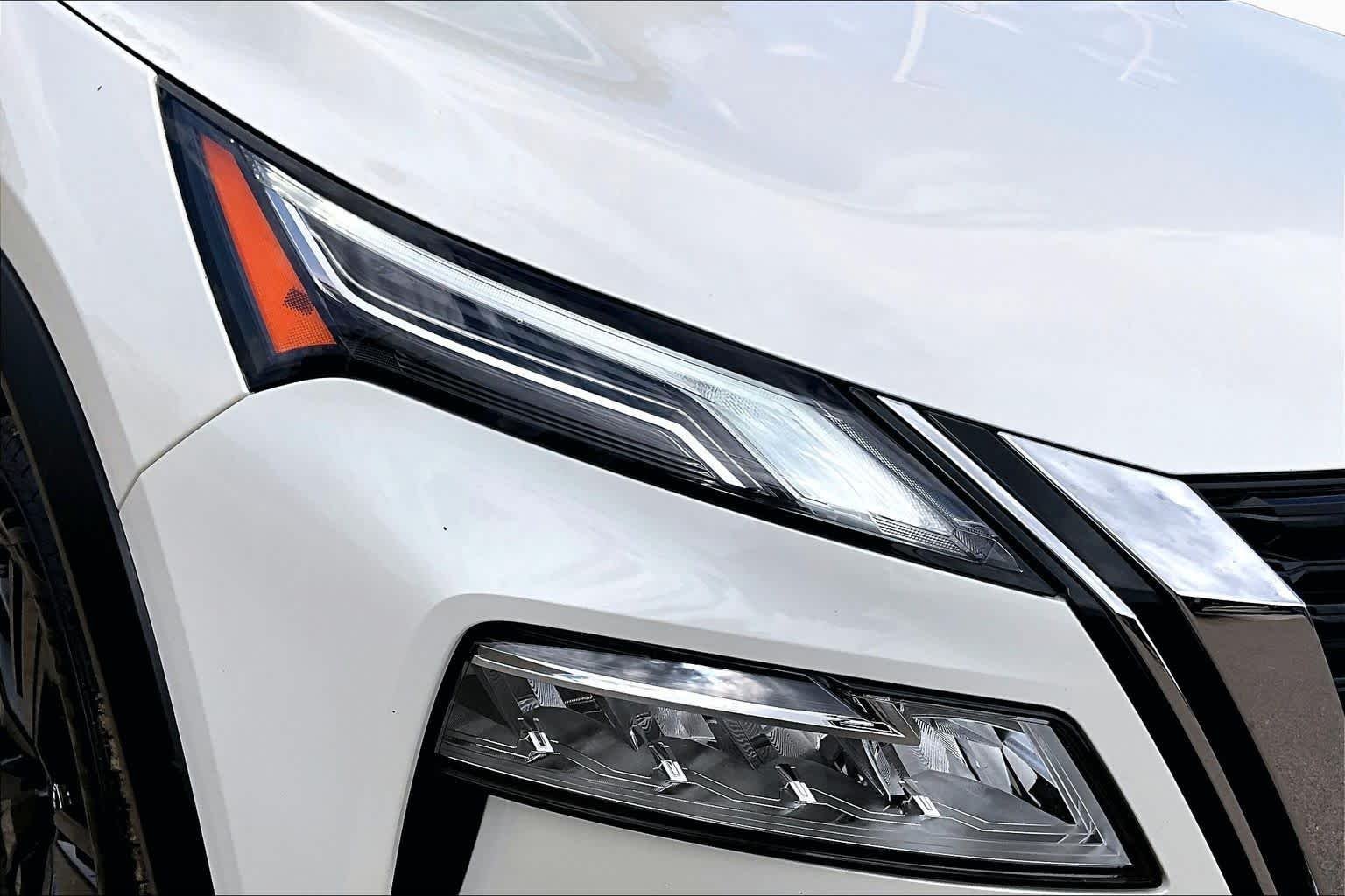 Used 2023 Pearl White Tricoat/Super Black Nissan Platinum image 36