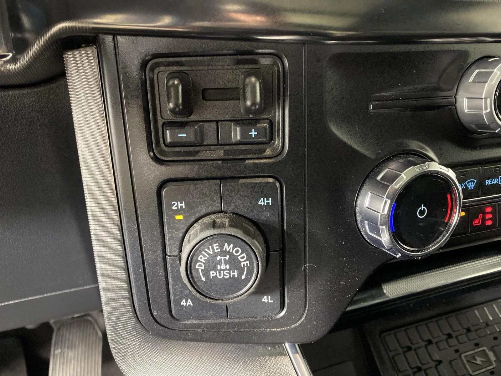 Used 2024 Agate Black Ford Platinum image 27