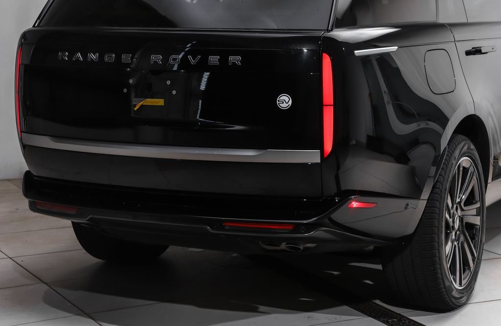 Used 2025  Land Rover SV image 4