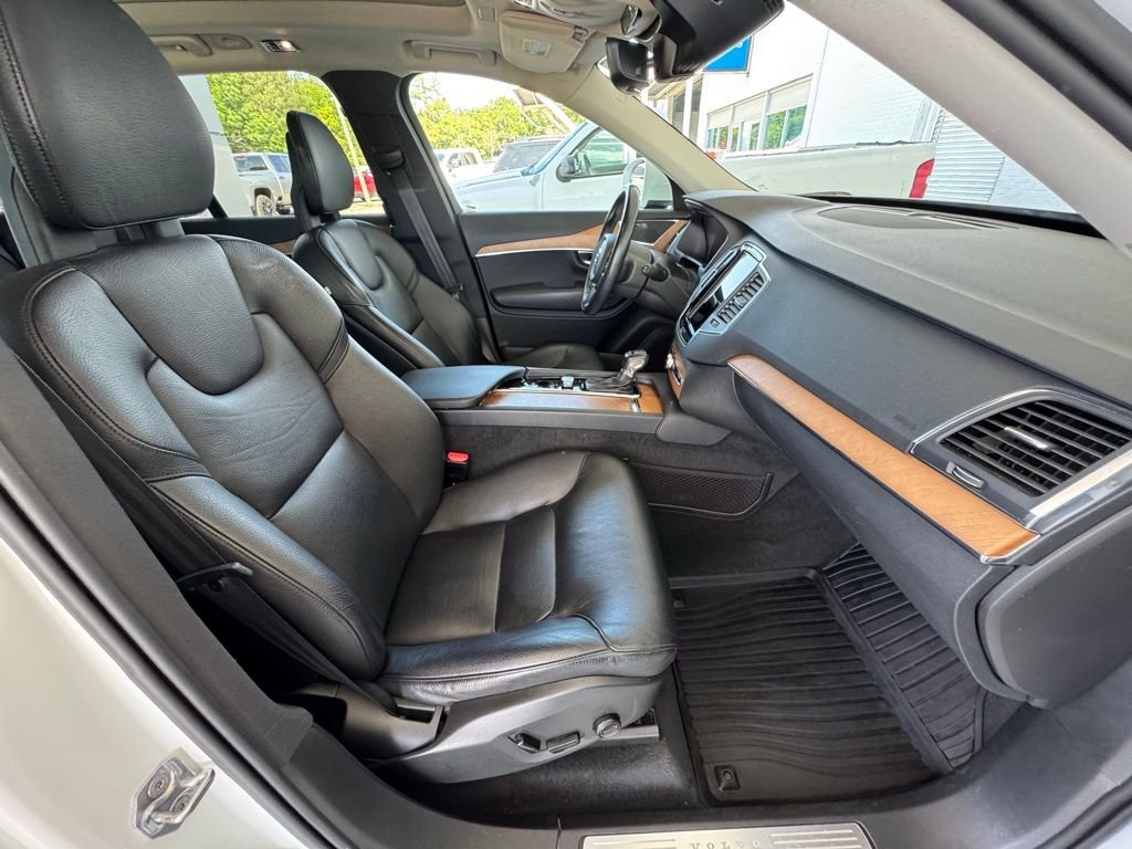 Used 2021  Volvo T6 Momentum image 15