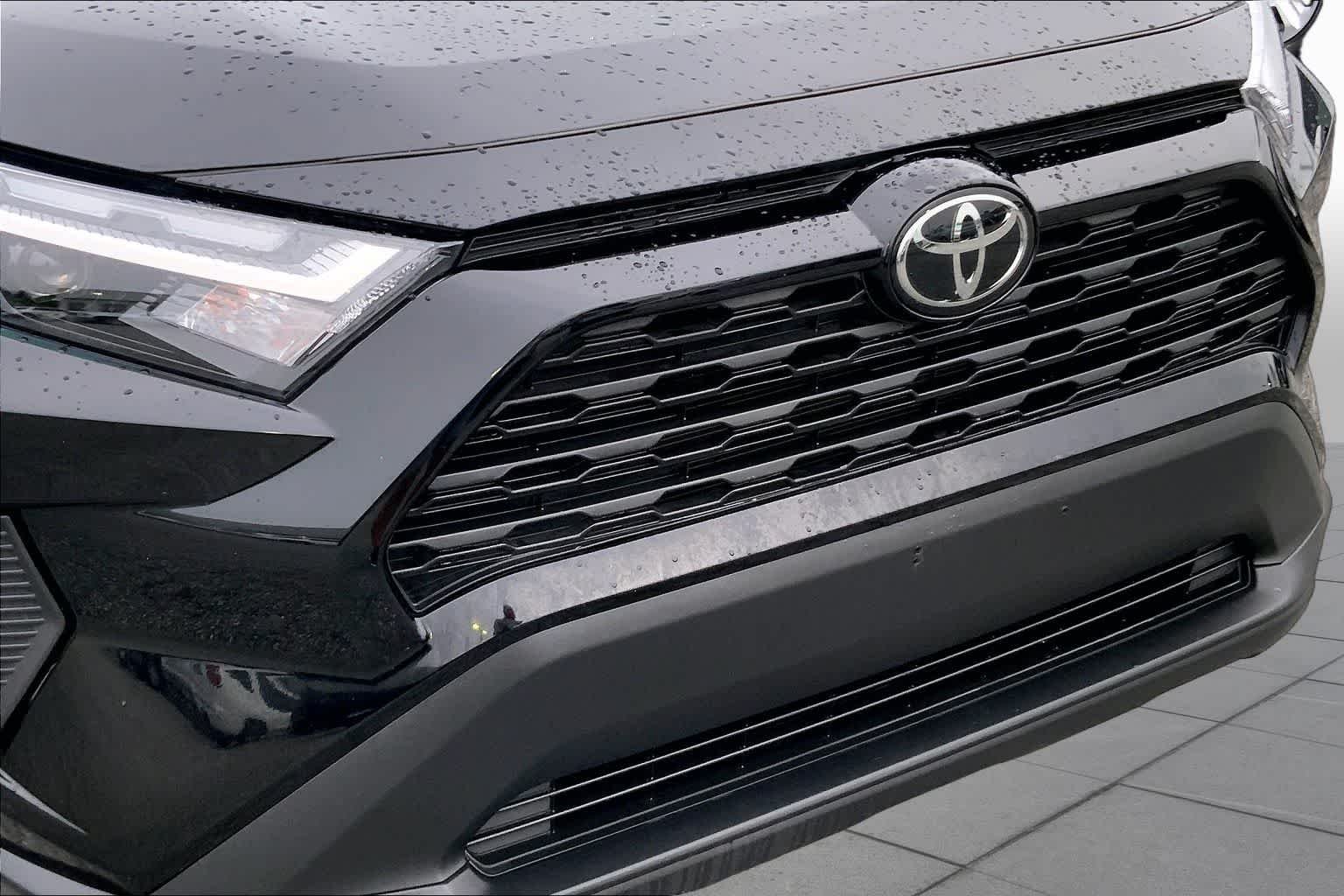 Used 2025 Midnight Black Metallic Toyota XLE image 29