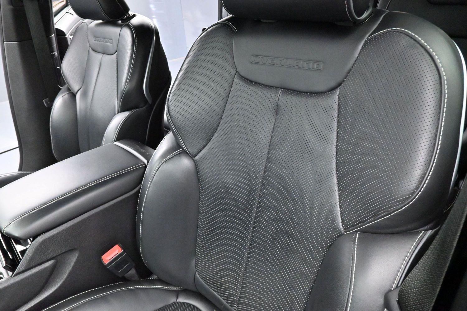 Used 2023 Diamond Black Crystal Pearlcoat Jeep Overland image 17