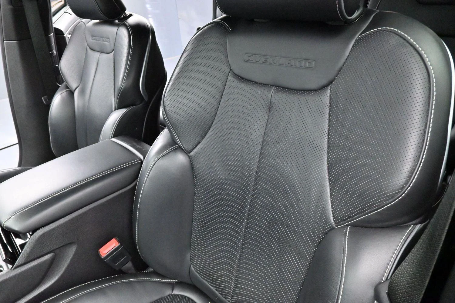 Used 2023 Diamond Black Crystal Pearlcoat Jeep Overland image 17