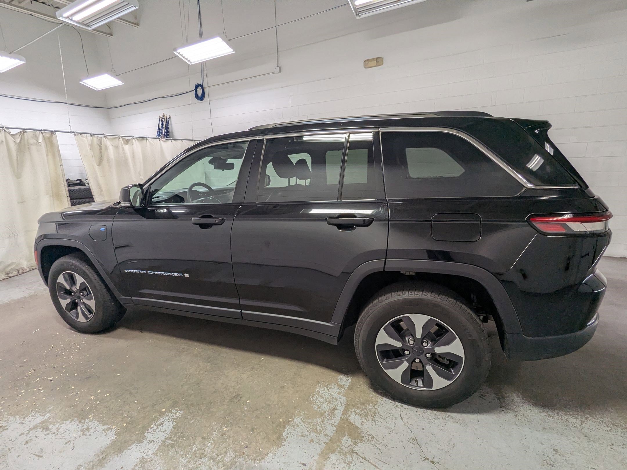 Used 2022 Diamond Black Crystal Pearlcoat Jeep 4xe image 8