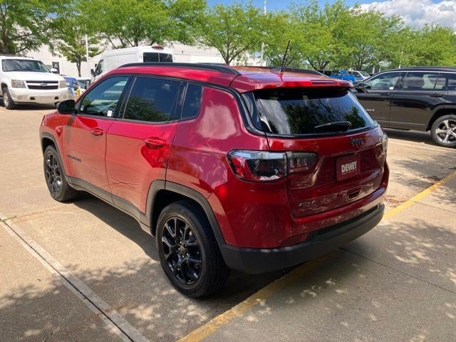 Certified Used 2025 Red Hot Pearlcoat Jeep Latitude image 4
