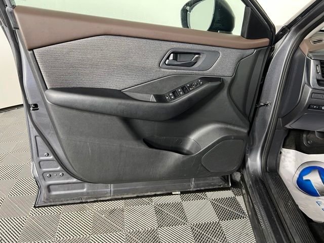 Used 2023 Gray Nissan S image 17