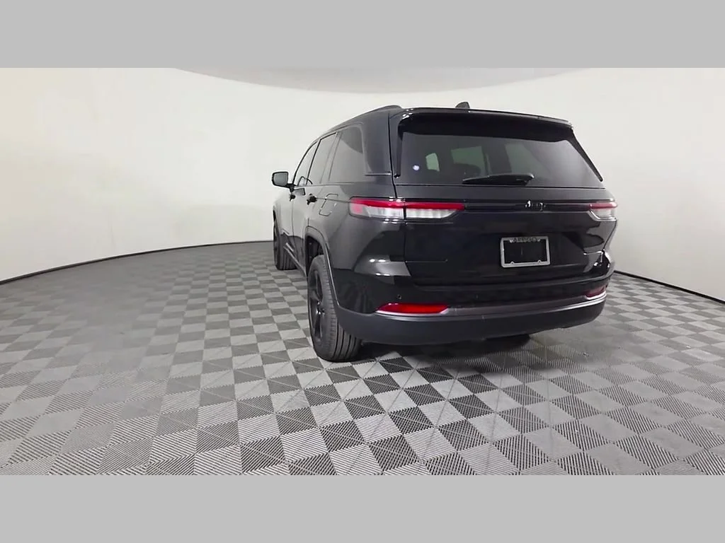 New 2026 Diamond Black Crystal Pearl-Coat Exterior Paint Jeep Limited image 27