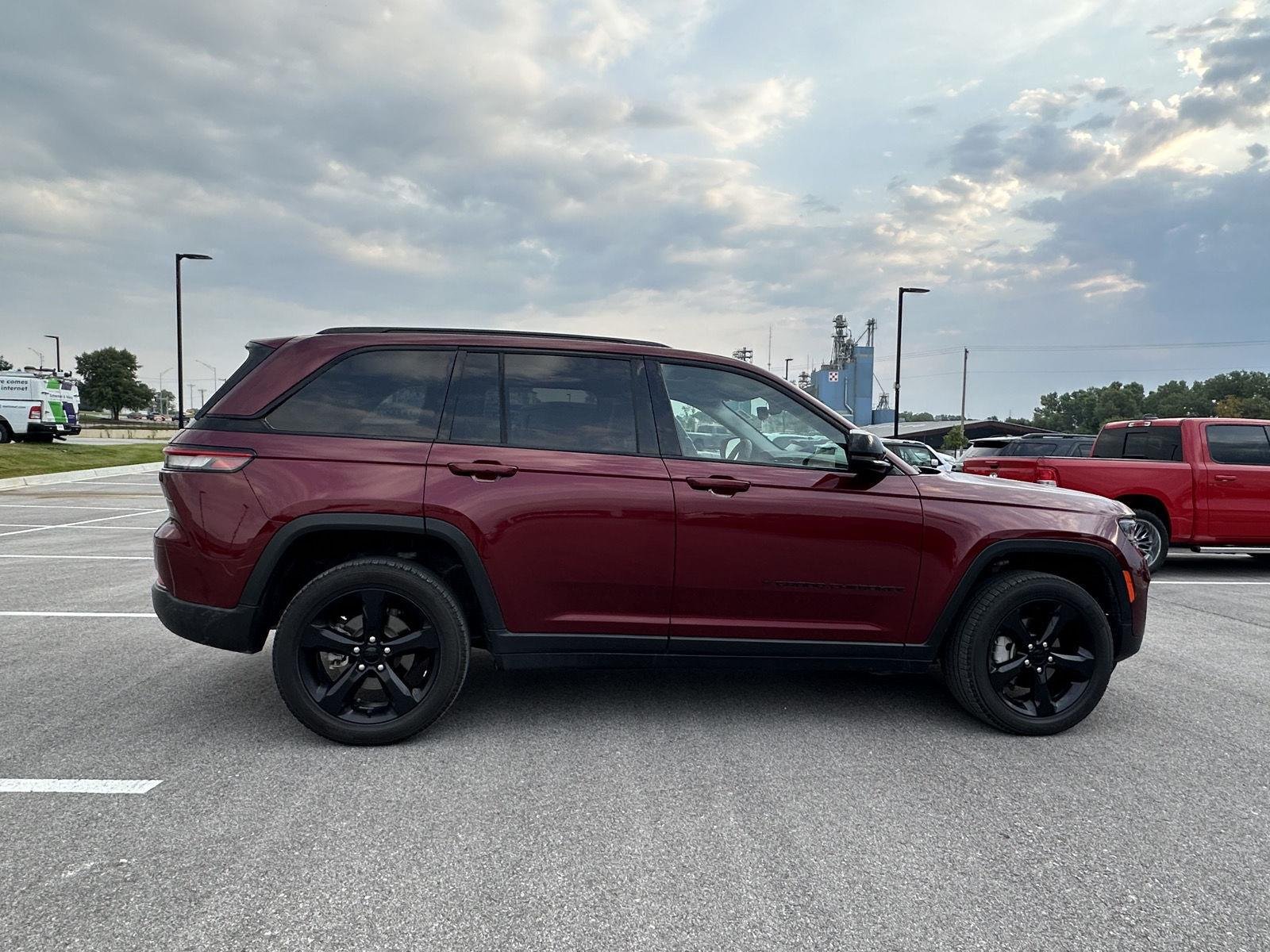Used 2024 Velvet Red Pearlcoat Jeep Limited image 4