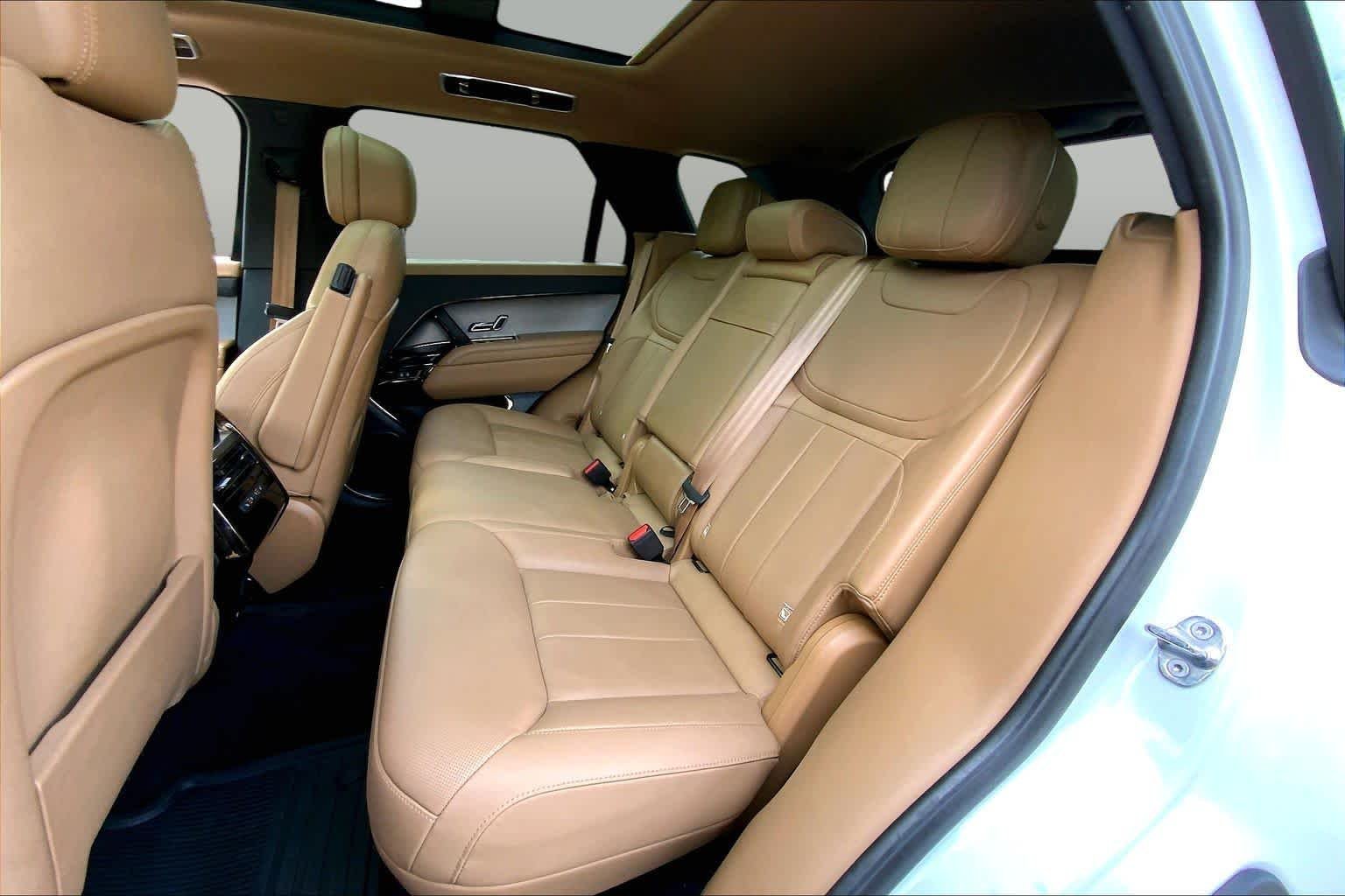 Used 2023 Fuji White Land Rover SE image 21