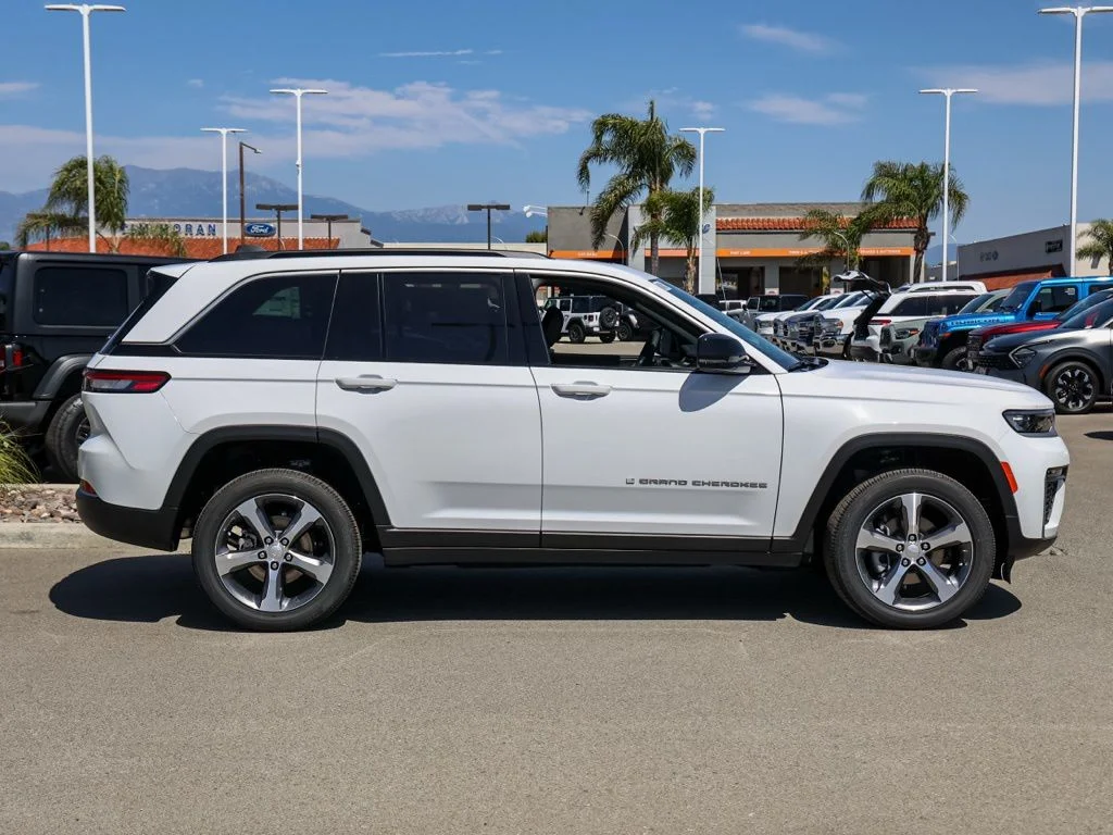 New 2026 Bright White Clear-Coat Exterior Paint Jeep Limited image 2