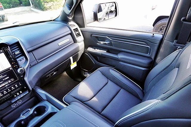New 2026 Diamond Black Crystal Pearl-Coat Exterior Paint RAM Laramie image 28