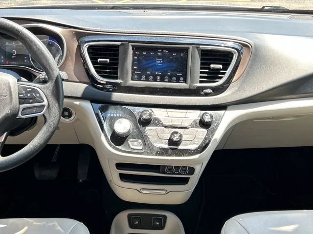 Used 2021 White Chrysler LXI image 22
