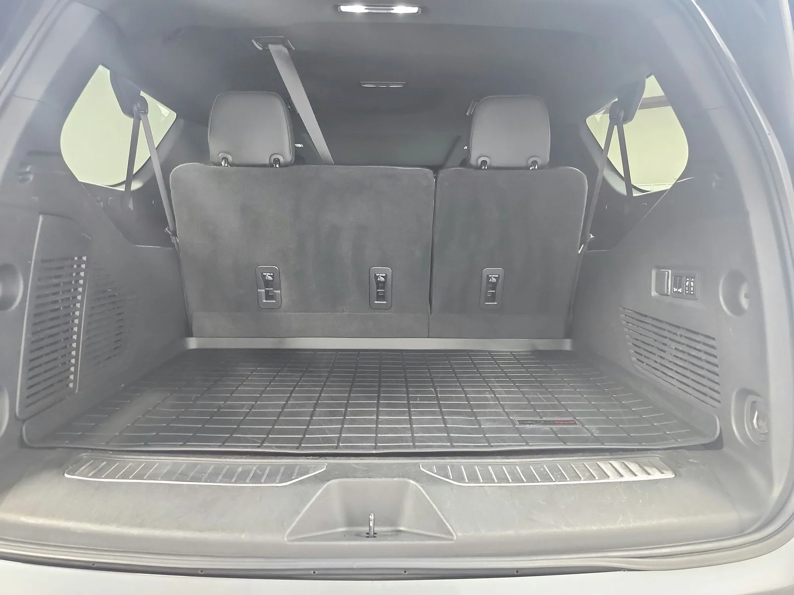 Used 2023 Silver GMC Denali image 53