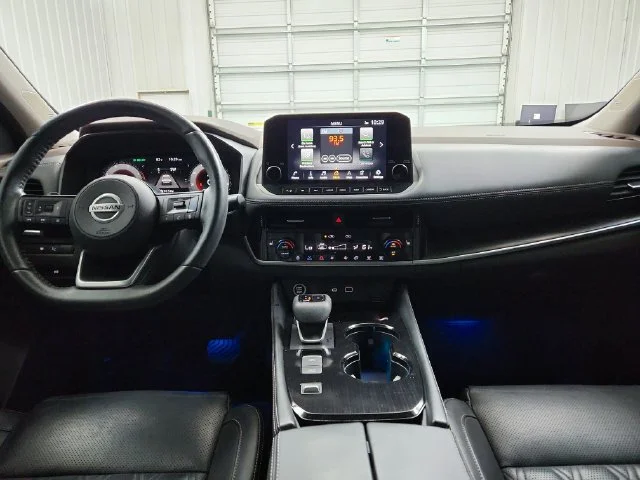 Used 2021 White Nissan Platinum image 26