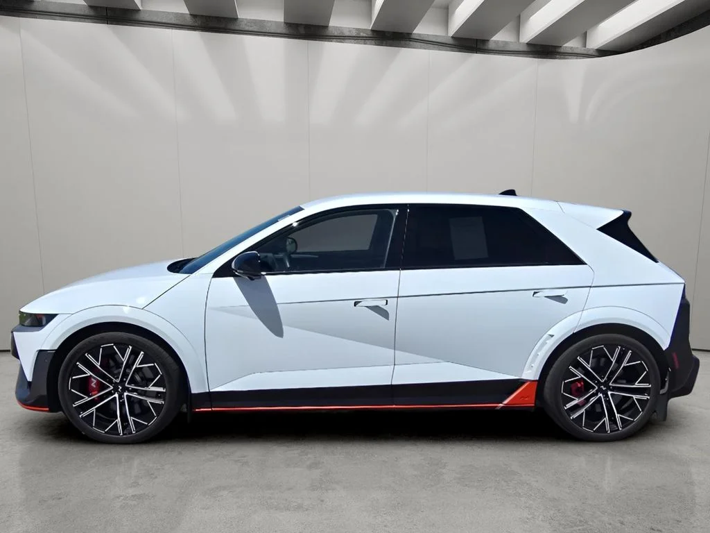 Used 2025 Atlas White Hyundai Base (A1) image 2