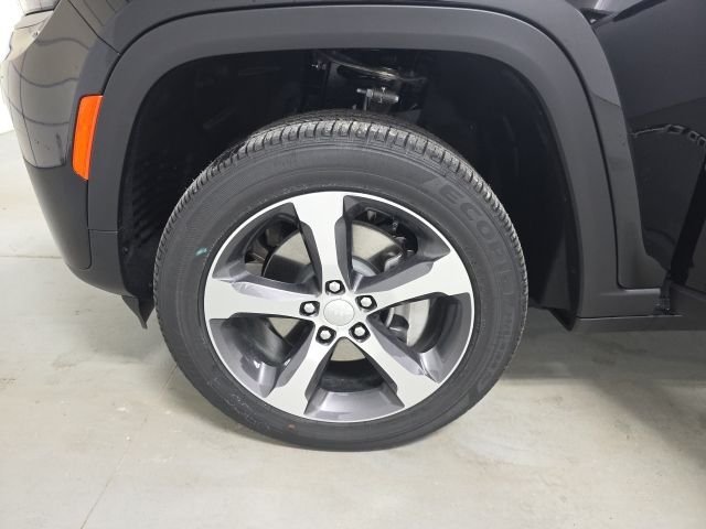 New 2026 Diamond Black Crystal Pearl-Coat Exterior Paint Jeep Limited image 14