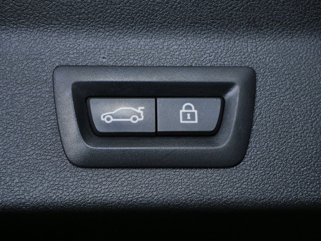 Used 2021 Dark Graphite Metallic BMW xDrive30i image 27
