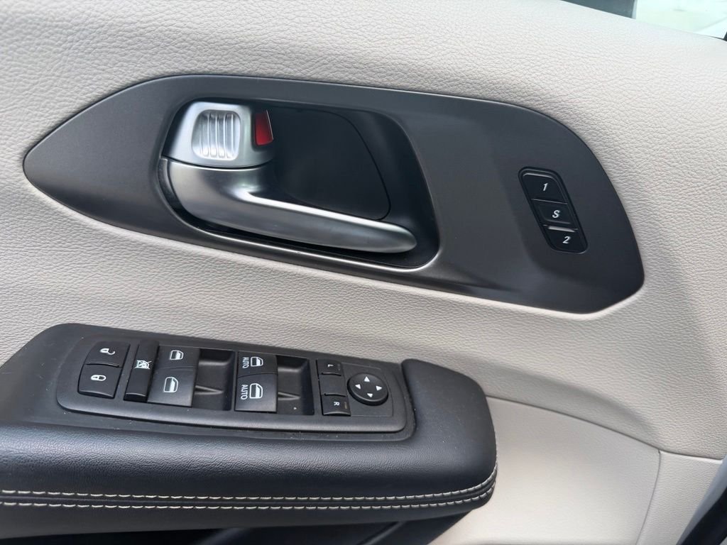 Used 2023 White Chrysler Touring L image 11